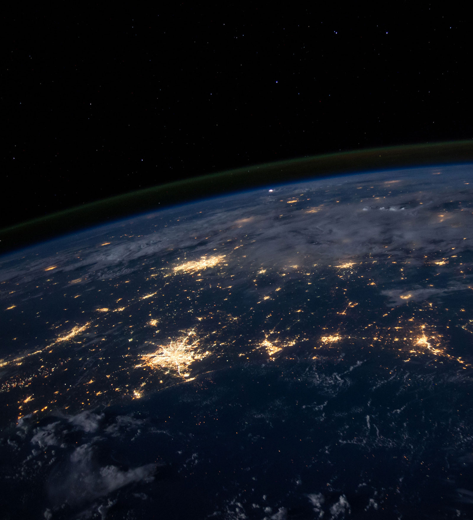 Ansicht der Weltkugel bei Nacht mit sich verbindenden Lichtern zur Darstellung des internationalen Partnernetzwerks von amiea