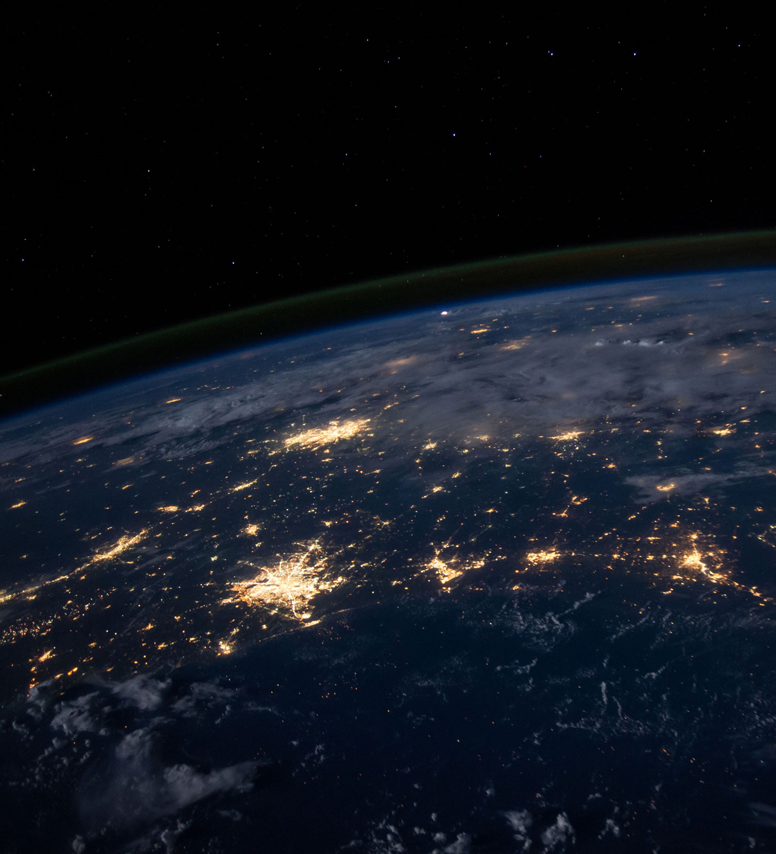 Weltkugel - internationales Distributoren-Netzwerk Ansicht der Weltkugel bei Nacht mit sich verbindenden Lichtern zur Darstellung des internationalen Partnernetzwerks von amiea