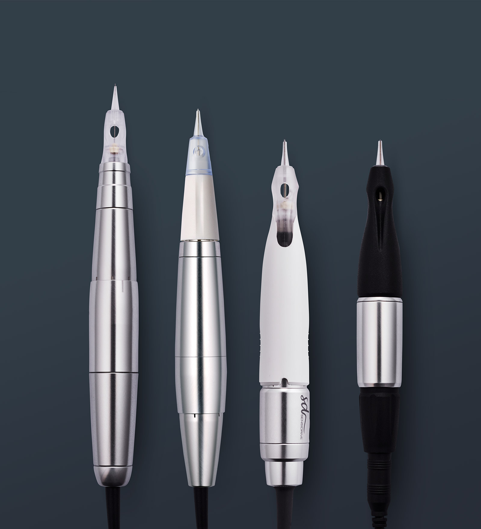 PMU Handstücke von amiea Handstücke für Permanent Make-up (PMU) der Marke amiea nebeneinander im Vergleich, vor grauen Hintergrund