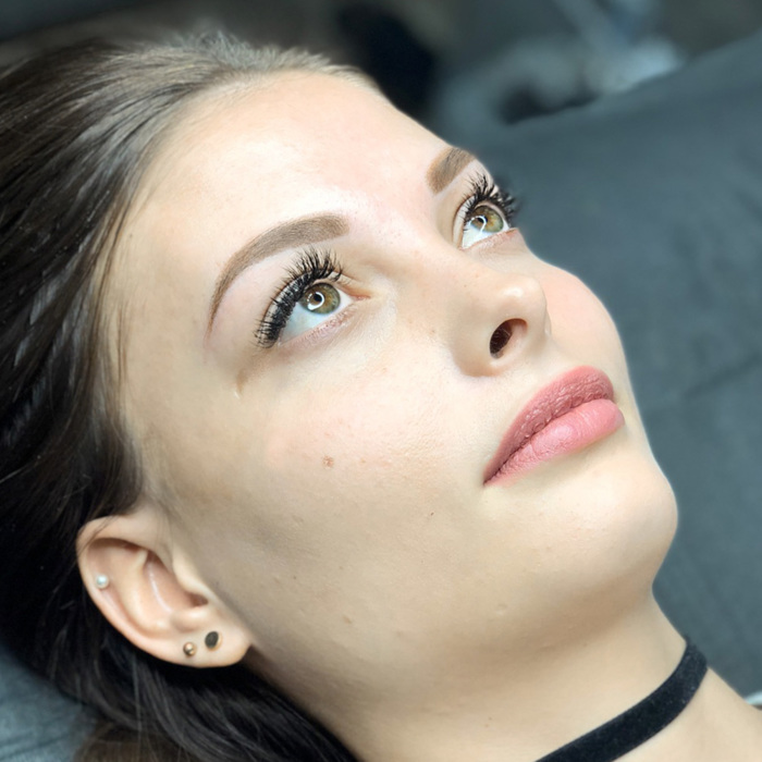 Gesicht einer jungen Frau nach einer Behandlung mit Permanent Make-up (PMU), Ergebnis einer Augenbrauen- und Eyeliner-Behandlung mit PMU von amiea International Master Trainer Suzé Steyl