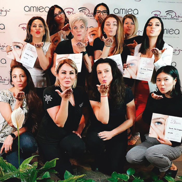 Gruppe von Permanent Make-up Artsits nach einer Fortbildung mit amiea International Master Trainer Suzé Steyl