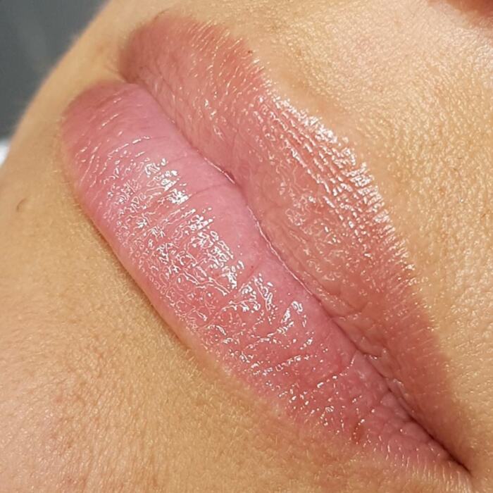 Foto von Lippen mit Permanent Make-Up (PMU) von amiea National Trainer Olga Hendricks, Beispiel PMU Lippen, Nahaufnahme Vergleich vorher und nachher
