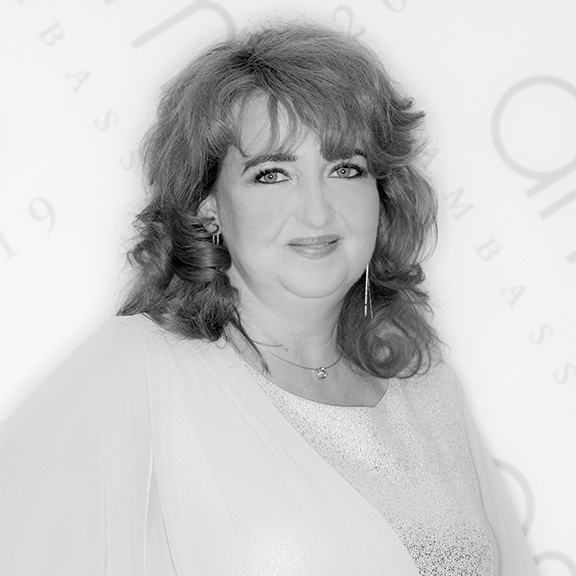 schwarz-weiß Portrait von Mária Papp aus Ungarn, Gewinnerin des amiea ambassador Wettbewerbs für Permanent Make-up (PMU), amiea ambassador 2019