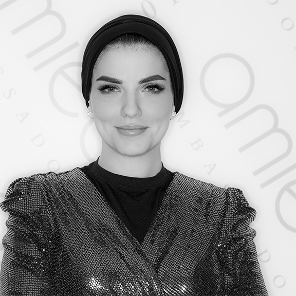 schwarz-weiß Portrait von Sara Ali aus den Vereinigten Arabischen Emiraten (UAE), Gewinnerin des amiea ambassador Wettbewerbs für Permanent Make-up (PMU), amiea ambassador 2019