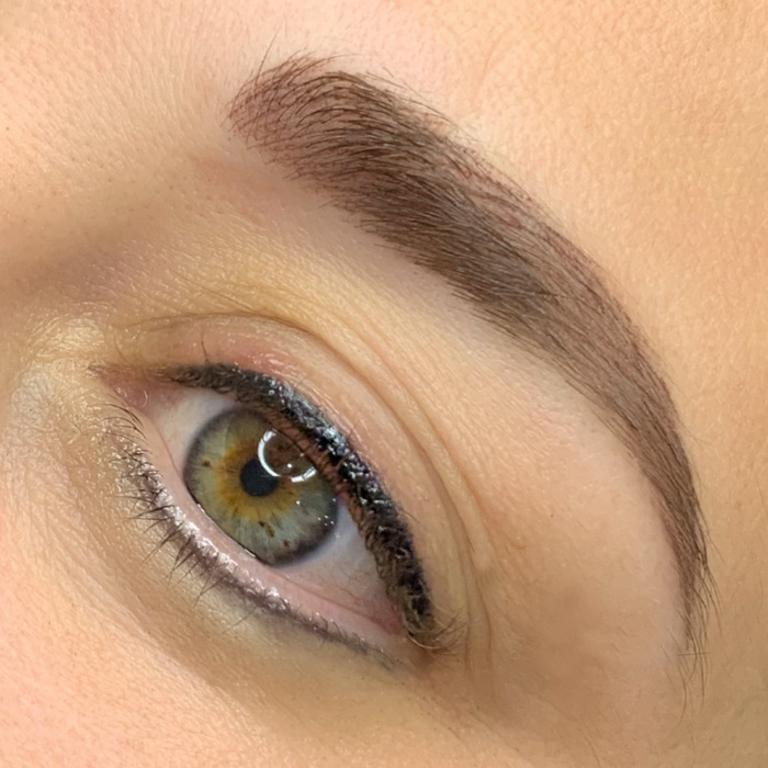 Natural eyebrows and eyeliner (lash line compression) with permanent makeup (PMU) by amiea International Master Trainer Suzé Steyl, result of an eyebrow treatment