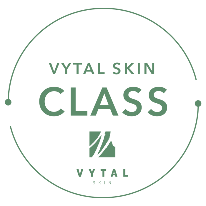 Grünes Signet des amiea vytal skin class an der amiea Academy für PMU auf dunklem Hintergrund