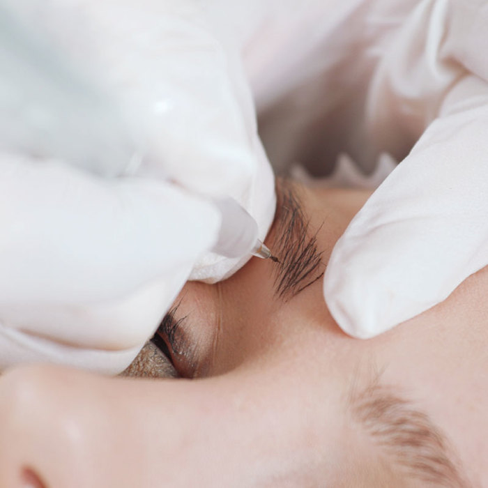 Detailaufnahme einer Permanent Make-up Behandlung an der Augenbraue