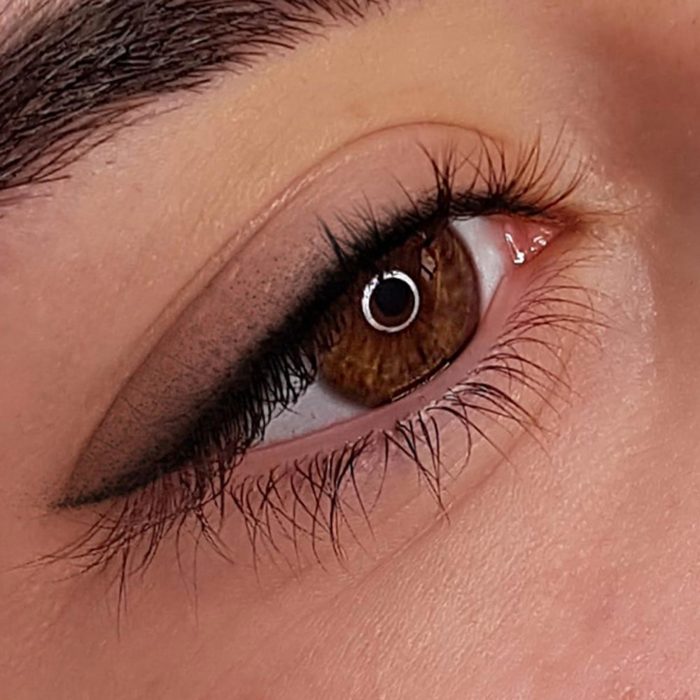 Foto von Eyeliner mit Permanent Make-Up (PMU) von amiea National Trainer, Beispiel PMU Eyeliner, Nahaufnahme Vergleich vorher und nachher