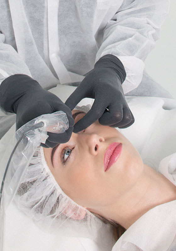 Aufname einer Permanent Make-up-Behandlung an der Augenbraue