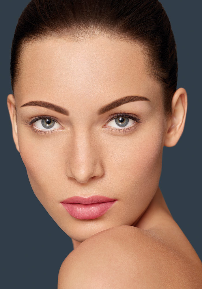 Portrait of a woman with PMU colors for lips from the Evolutionline